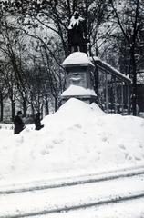 Magyarország, Budapest I., Ybl Miklós tér, Ybl Miklós szobra (Mayer Ede, 1896.)., 1939, Bor Dezső, Budapest, Fortepan #231814