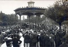 Hungary, Budapest XIV., a Székesfővárosi Zenekar hangversenye az Iparcsarnok előtti zenepavilonban, a karmester Bor Dezső. Háttérben Mátrai Lajos György szobrászművész alkotása, a Sió tündér regéje szoborcsoport és szökőkút (1896)., 1933, Bor Dezső, mass, music pavilion, Budapest, Fortepan #231837