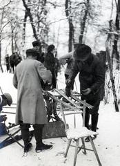 Magyarország, Budapest XII., Anna-rét, sílécek viaszolása faszenes vasalóval. A felvétel a Szent Anna-kápolna közelében készült., 1939, Bor Dezső, síelés, síléc, Budapest, Fortepan #231862