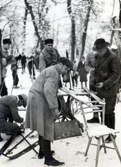 Magyarország, Budapest XII., Anna-rét, sílécek viaszolása faszenes vasalóval. A felvétel a Szent Anna-kápolna közelében készült., 1939, Bor Dezső, Best of, síléc, síelés, férfiak, Budapest, Fortepan #231863