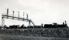 Hungary, Budapest IX., a Ferencvárosi pályaudvar bejárati jelzőhídja., 1933, Bor Dezső, steam locomotive, tanker, semaphor, rail signal, Budapest, four-aspect blocksignal, Fortepan #231945