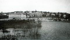 Hungary, Budapest XI., a felvétel a Feneketlen-tónál készült, háttérben balra a Villányi útnál (Szent Imre herceg körút) a Szent Imre (később József Attila, majd Budai Ciszterci Szent Imre) Gimnázium, ettől jobbra a Ménesi út (Nagyboldogasszony útja) 27., a tornyos épület a Páli Szent Vincéről nevezett Irgalmas Nővérek Rendjének budapesti központi háza., 1933, Bor Dezső, Budapest, Fortepan #231952