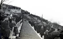 Magyarország, Budapest XI., a Graf Zeppelin léghajót figyelő tömeg a Gellért-hegy oldalában., 1931, Bor Dezső, Budapest, Fortepan #231958