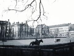 Hungary, Budapest VIII., Orczy-kert, Ludovika Akadémia. Háttérben balra a Dugonics utcai Általános Iskola (később Kövessi Erzsébet Baptista Szakközépiskola Szakiskola és Gimnázium) Korányi Sándor utcai homlokzata látszik, jobbra a Diószegi Sámuel (Örömvölgy) utca házsora., 1933, Bor Dezső, Budapest, Fortepan #232001