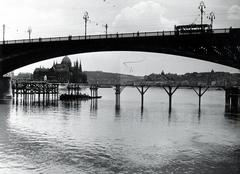 Magyarország, Budapest V.,Budapest II.,Budapest I., a felvétel a Margit híd 1935. és 1937. közötti kiszélesítésekor, átalakításakor készült, állvány- és munkahíd-építés. Háttérben a Parlament és a budai Vár látható., 1935, Bor Dezső, állvány, villamos, Budapest, Fortepan #232039