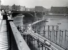 Magyarország, Budapest V.,Budapest II.,Budapest XIII., a felvétel a Margit híd 1935. és 1937. közötti kiszélesítésekor, átalakításakor készült, állvány- és munkahíd-építés., 1935, Bor Dezső, Best of, állvány, híd, ácsolat, Budapest, Fortepan #232053