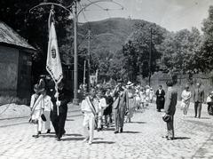 Magyarország, Budapest XII., Zugligeti út a Szarvas Gábor út közelében, elsőáldozó iskolások, háttérben Háttérben a János-hegyen az Erzsébet-kilátó., 1934, Bor Dezső, Budapest, Fortepan #232067