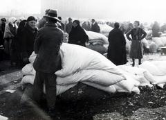 Magyarország, Budapest IX., Haller utcai vásártér, országos vásár alkalmával készült a felvétel., 1931, Bor Dezső, piac, ágynemű, Budapest, Fortepan #232095