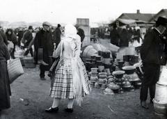 Magyarország, Budapest IX., Haller utcai vásártér, országos vásár alkalmával készült a felvétel., 1931, Bor Dezső, piac, népviselet, edény, Budapest, Fortepan #232096