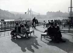 Hungary, Budapest V., Belgrád (Ferenc József) rakpart a nemzetközi (DDSG) hajóállomásnál, háttérben az Erzsébet híd és a Királyi Palota (később Budavári Palota)., 1938, Bor Dezső, shadow, bench, silhouette, rest area, Budapest, Fortepan #232127