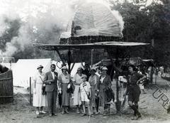 Magyarország, Gödöllő, 4. Nemzetközi Cserkész Világtalálkozó (Jamboree), a felvétel a balatonfürediek szalmából font cserkészkalapot formáló táborkapuja előtt készült., 1933, Bor Dezső, cserkész, kalap, Fortepan #232170