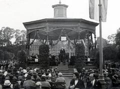 Magyarország, Városliget, Budapest XIV., a Székesfővárosi Zenekar jubileumi, 1000. hangversenye az Iparcsarnok előtti zenepavilonban, 1933. július 8-án. A karmester Bor Dezső., 1933, Bor Dezső, pavilon, közönség, Budapest, Fortepan #232184