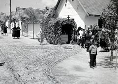 Hungary, Csömör, Deák Ferenc utca, az úrnapi körmenetre készített oltár., 1932, Bor Dezső, procession, altar, flower carpet, Fortepan #232204