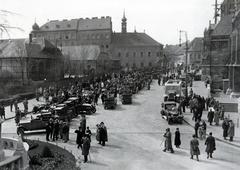 Magyarország, budai Vár, Budapest I., kilátás a Halászbástyától a Szentháromság tér felé. Szemben a Tárnok utca - Szentháromság utca sarkán a régi budai Városháza épülete, jobbra a Mátyás-templom., 1934, Bor Dezső, Best of, templom, sokadalom, várnegyed, automobil, Budapest, Fortepan #232213