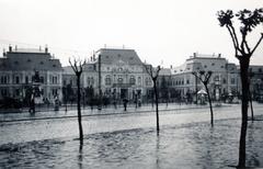 Magyarország, Nyíregyháza, Hősök tere (Bessenyei tér), balra a Hősök szobra (Kisfaludi Strobl Zsigmond, 1928.). Háttérben a Megyeháza., 1939, Losonci Rita dr., Fortepan #232264