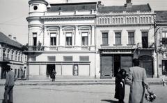 Szlovákia, Rimaszombat, Fő (Horthy Miklós) tér, balra a Hatvani István utca (ulica Istvána Hatvaniho, eredetileg Kossuth utca)., 1939, Losonci Rita dr., Fortepan #232271