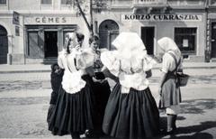 Szlovákia, Rimaszombat, a felvétel a Fő (Horthy Miklós) téren készült., 1939, Losonci Rita dr., üzletportál, népviselet, cukrászda, Fortepan #232272