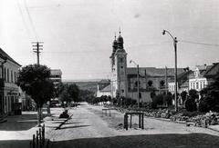 Romania,Transylvania, Ordorheiu Secuiesc, Városháza (eredetileg Batthyány, ekkor Augusztus 23) tér, Ferences templom és kolostor., 1972, Liszkay Cecília, cobblestones, road construction, steeple, Fortepan #232327