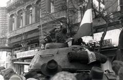 Hungary, Budapest VII., Erzsébet (Lenin) körút, háttérben a 7. számú ház és mellette a Hungária (korábban és ma New York) kávéház., 1956, Virány László, tank, untitled, Budapest, revolution, Fortepan #232377