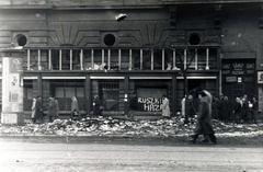 Hungary, Budapest VI., Teréz körút 6. (Lenin körút 64.), elégetett könyvek a Horizont szovjet könyv és zenemű bolt előtt., 1956, Virány László, Budapest, revolution, Fortepan #232386