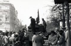 Hungary, Budapest VII., Erzsébet (Lenin) körút, a felvétel a 7. számú ház előtt készült. Balra a háttérben a Dohány utcai kereszteződésnél álló ház látható., 1956, Virány László, revolution, tank, mass, Budapest, Fortepan #232389