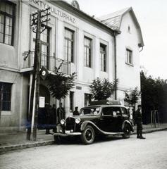 Hungary, Fót, Vörösmarty Mihály tér 3., Vörösmarty Kultúrház (később Vörösmarty Művelődési Ház)., 1940, Tordai György, Alfa-Romeo brand, automobile, public building, soldier, Fortepan #232782