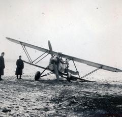 A Magyar Királyi Honvéd Légierő 1/4. "Teve" Vadászrepülő századának balesetben megsérült V.143 jelű FIAT Cr.32 -es repülőgépe., 1940, Tordai György, Fiat CR-32, biplán, járműroncs, MKHL, Fiat-márka, repülőgép, Fortepan #232799