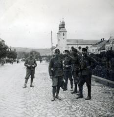 Románia,Erdély, Székelyudvarhely, Városháza (Batthyány) tér, háttérben a Ferences templom és kolostor. A felvétel a magyar csapatok bevonulása idején készült, 1940. szeptember 11-én., 1940, Tordai György, Fortepan #232804