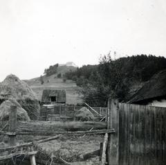 Románia,Erdély, Székelyzsombor, háttérben a várhegyen álló parasztvár., 1940, Tordai György, Fortepan #232807