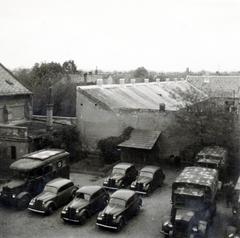 Hungary, Budapest XV., Bocskai utca 70-72., a Polgári Fiúiskola (később Hubay Jenő Zeneiskola és Alapfokú Művészeti Iskola) udvara., 1940, Tordai György, automobile, camouflage pattern, commercial vehicle, ambulance, Budapest, Fortepan #232938