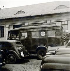 Hungary, Budapest XV., Bocskai utca 70-72., a Polgári Fiúiskola (később Hubay Jenő Zeneiskola és Alapfokú Művészeti Iskola) udvara., 1940, Tordai György, automobile, ambulance, Budapest, Fortepan #232940