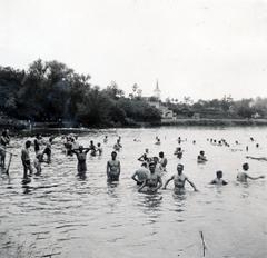 Hungary, Bánk, strandfürdő a Bánki-tó partján, háttérben az evangélikus templom a Hősök terén., 1940, Tordai György, bathing, Fortepan #232970