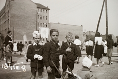 Magyarország, Budapest VIII., Hungária körút a Szörény utca torkolatánál., 1941, Fortepan/Album002, zászló, kisfiú, tűzfal, jelvény, Budapest, hárman, diáksapka, Fortepan #23298