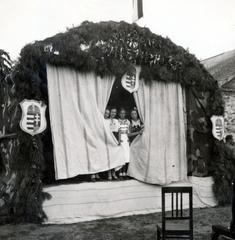 Hungary, tábori színház, "Nábrádi Vígszínház"., 1940, Tordai György, crest, peeking, Fortepan #233018