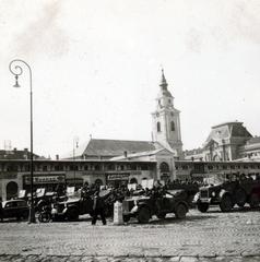 Ukraine,Zakarpattia Oblast, Berehove, Hősök tere (Piac tér), háttérben a református templom. A felvétel a magyar csapatok bevonulása idején készült., 1940, Tordai György, Fortepan #233027