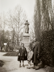 Magyarország, Esztergom, Pór Antal tér, Padovai Szent Antal szobra., 1943, Fortepan/Album002, szobor, Páduai Szent Antal-ábrázolás, Fortepan #23303