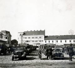 Ukraine,Zakarpattia Oblast, Berehove, Hősök tere (Piac tér), háttérben balra a Kossuth téren álló Törvényszék (később II. Rákóczi Ferenc Kárpátaljai Magyar Főiskola) épületének részlete látható. A felvétel a magyar csapatok bevonulása idején készült., 1940, Tordai György, Fortepan #233030