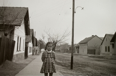 1941, Fortepan/Album002, street view, girl, pylon, braid, kid, farmhouse, Fortepan #23304