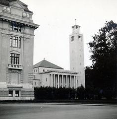 Magyarország, Debrecen, a felvétel az egyetem központi épülete előtt készült, jobbra az egyetemi templom., 1940, Tordai György, Fortepan #233052