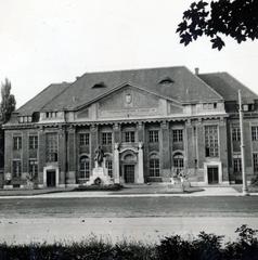 Magyarország, Debrecen, Nagyerdei körút 98., Kisfaludi Strobl Zsigmond alkotása, Tisza István szobra (1926) a Debreceni Egyetem Klinikai Központ előtt., 1940, Tordai György, Fortepan #233053