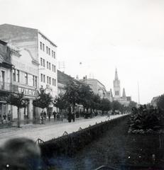 Ukrajna,Kárpátalja, Munkács, Cirill és Metód tér (ekkor Horthy Miklós utca), a távolban a Tours-i Szent Márton-székesegyház., 1940, Tordai György, Fortepan #233088