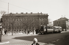 Magyarország, Budapest VIII., Ludovika tér az Üllői útról nézve., 1942, Fortepan/Album002, reklám, utcabútor, villamos, Budapest, viszonylatszám, Fortepan #23311