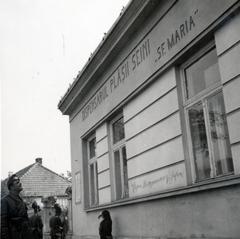 Románia,Erdély, Szinérváralja, a felvétel a Gyermekgondozó intézet előtt a magyar csapatok bevonulása idején készült., 1940, Tordai György, Fortepan #233129