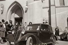 Magyarország, Budapest IV., Szent István tér. A felvétel az Egek Királynéja templom előtt készült. Tatra 57A személygépkocsi., 1943, Fortepan/Album002, templom, Tatra-márka, cseh gyártmány, csoportosulás, automobil, Tatra 57A, Budapest, Fortepan #23313