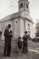 Hungary, Dág, Alexandriai Szent Katalin-templom., 1944, Fortepan/Album002, religion, hat, church, genre painting, Fortepan #23315