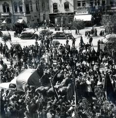 Románia,Erdély, Marosvásárhely, Rózsák tere (Piata Trandafirilor, ekkor Széchenyi tér), szemben a Bartók Béla utca (ekkor Korzó-köz) torkolata. A felvétel a magyar csapatok bevonulása idején készült., 1940, Tordai György, Fortepan #233186