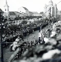 Románia,Erdély, Marosvásárhely, Rózsák tere (Piata Trandafirilor, ekkor Széchenyi tér), balra a ferences barátok temploma, jobbra az Ortodox Székesegyház. A felvétel a magyar csapatok bevonulása idején készült., 1940, Tordai György, bevonulás, páncélautó, 39M Csaba, Fortepan #233187