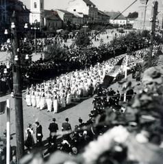 Románia,Erdély, Marosvásárhely, Rózsák tere (Piata Trandafirilor, ekkor Széchenyi tér), balra a ferences barátok temploma, jobbra az Ortodox Székesegyház részlete látható. A felvétel a magyar csapatok bevonulása idején készült., 1940, Tordai György, Fortepan #233189