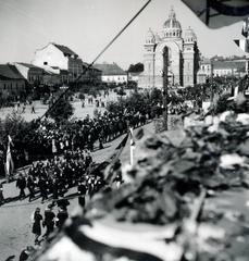 Románia,Erdély, Marosvásárhely, Rózsák tere (Piata Trandafirilor, ekkor Széchenyi tér), szemben az Ortodox Székesegyház. A felvétel a magyar csapatok bevonulása idején készült., 1940, Tordai György, Fortepan #233191