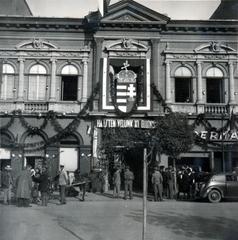 Románia,Erdély, Marosvásárhely, Rózsák tere (Piata Trandafirilor, ekkor Széchenyi tér), szemben a Mészáros Ipartársulat székháza. A felvétel a magyar csapatok bevonulása idején készült., 1940, Tordai György, Fortepan #233198